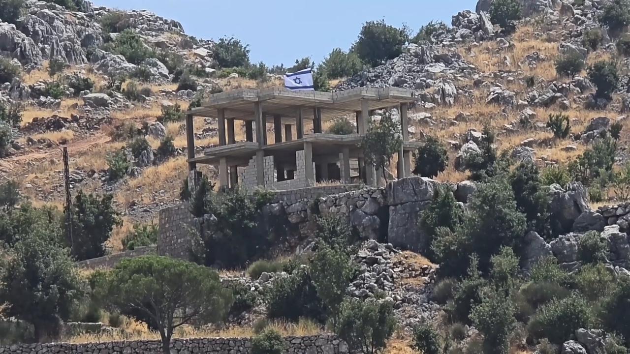 Video thumbnail for Lebanon: Israeli forces raise flag on under-construction building in southern Lebanon.