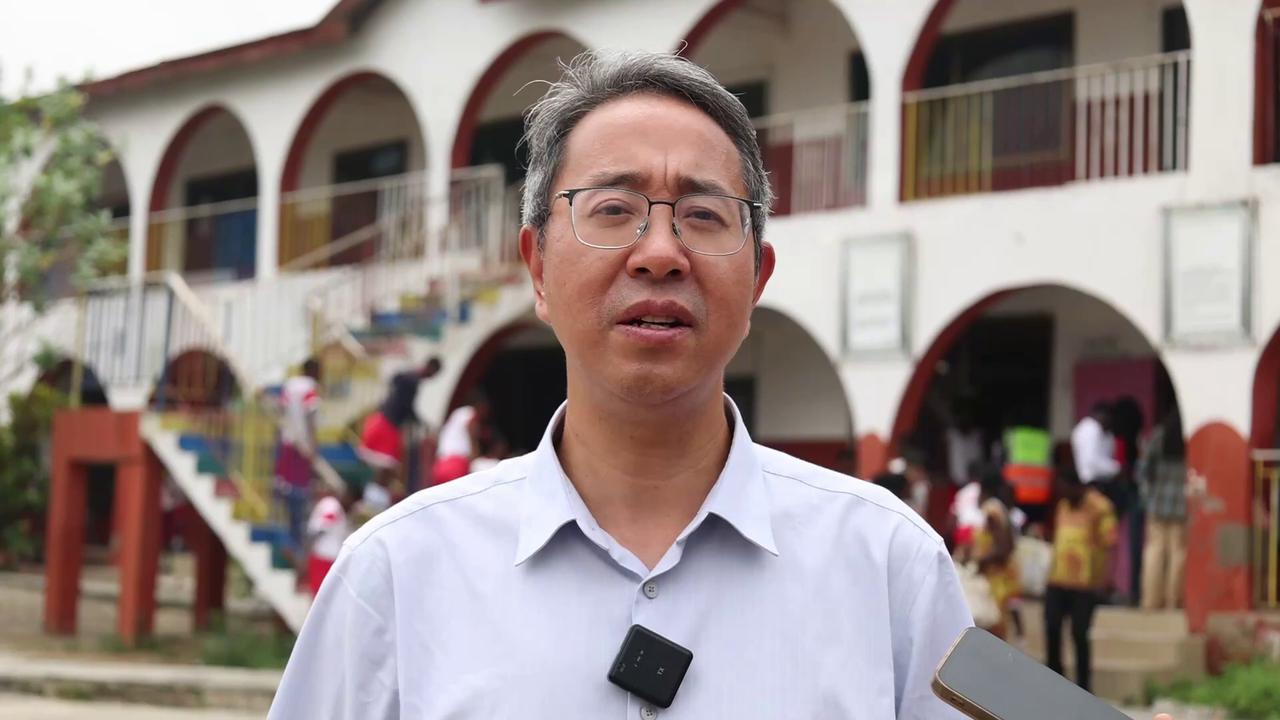 Video thumbnail for Ghana: Chinese firm, Confucius Institute donate educational materials to Ghanaian school.