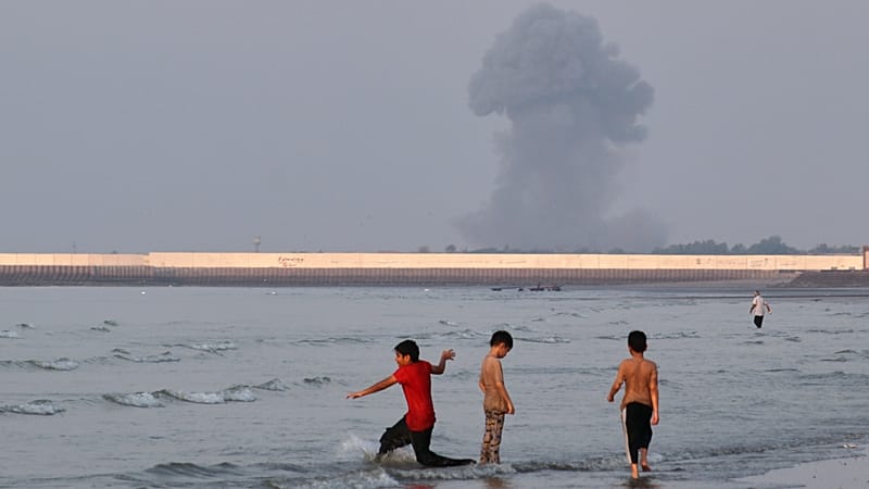Video thumbnail for U.S., Iran trade claims over Strait of Hormuz as tensions escalate