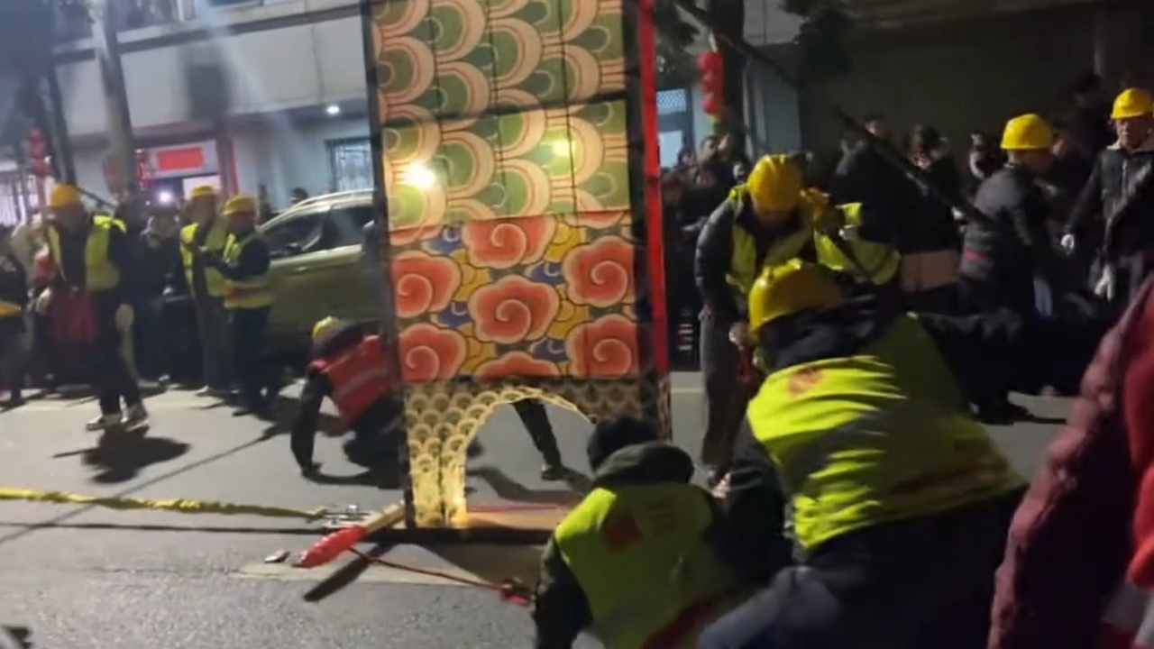 Video thumbnail for Performer collapses during traditional dragon lantern procession in Weishan, Yunnan, China