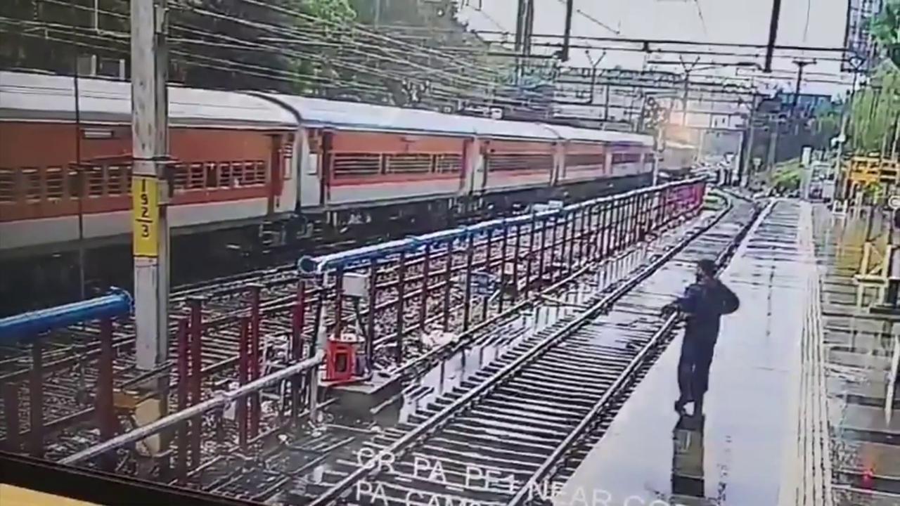 Video thumbnail for India: Elderly man falls from moving train, brave official rushes onto tracks for daring rescue.