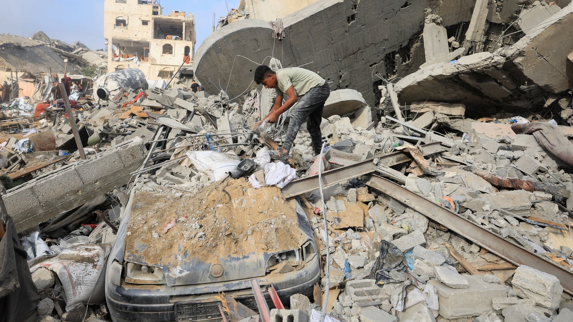 Video thumbnail for Israeli strike destroys homes in Gaza’s Shati refugee camp despite ceasefire