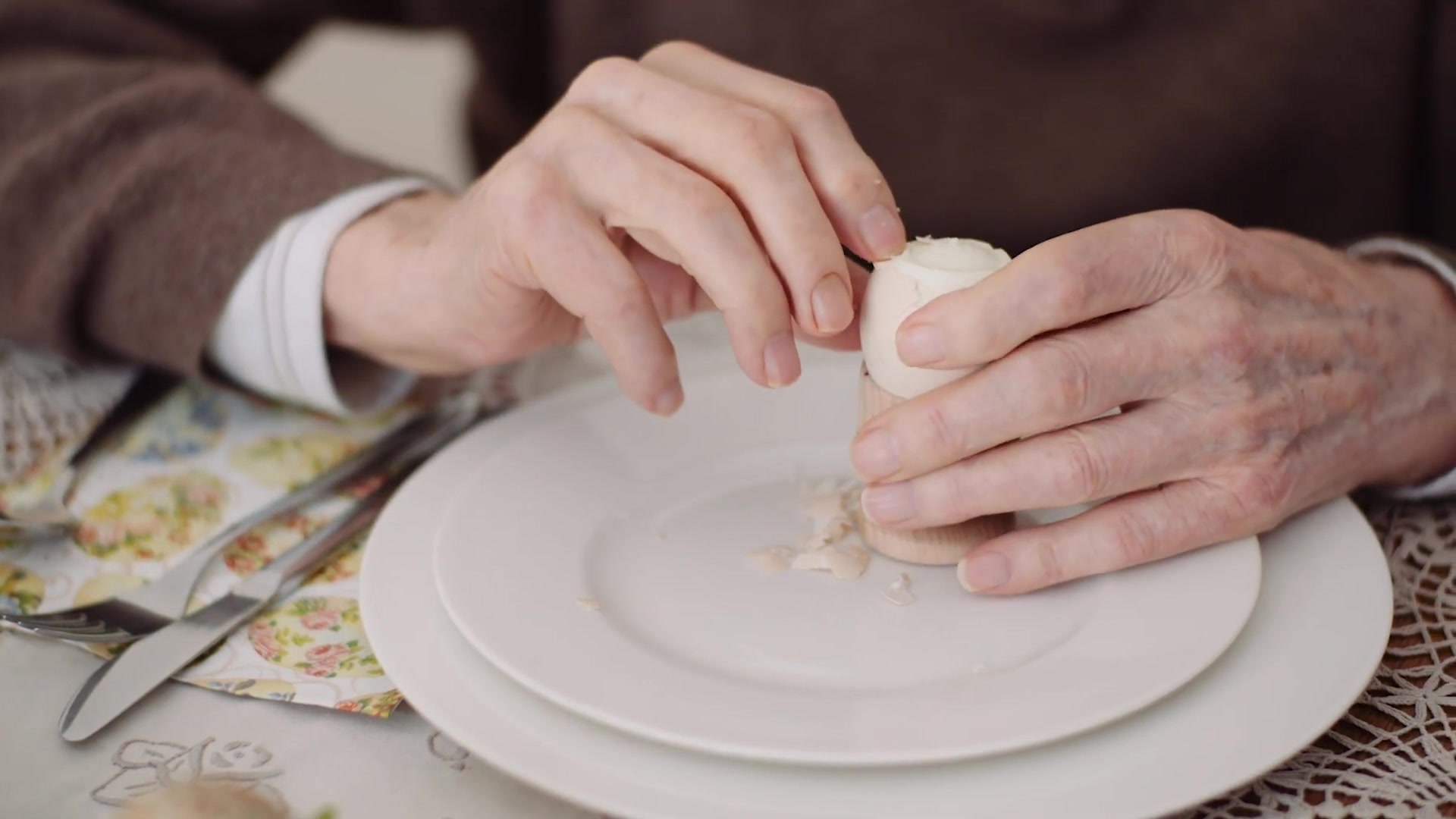 Video thumbnail for The Reason You Shouldn't Boil Eggs Straight From The Fridge