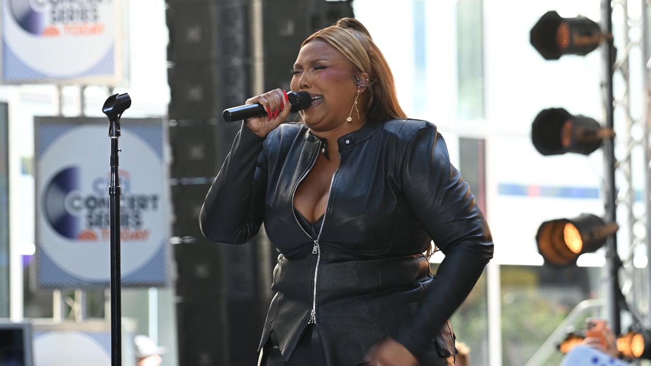 Video thumbnail for NY: Lizzo Performs on NBC Today Show 2.