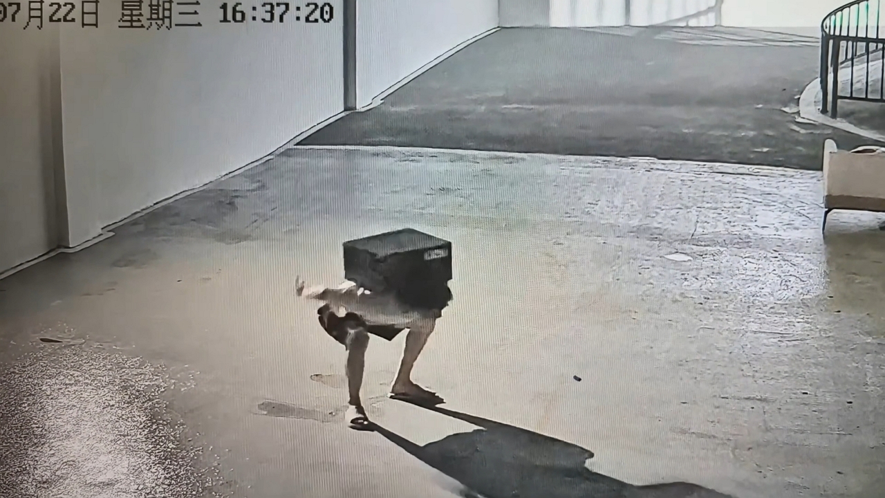 Video thumbnail for Man Saves Computer with Ninja-Like Reflexes After Slipping