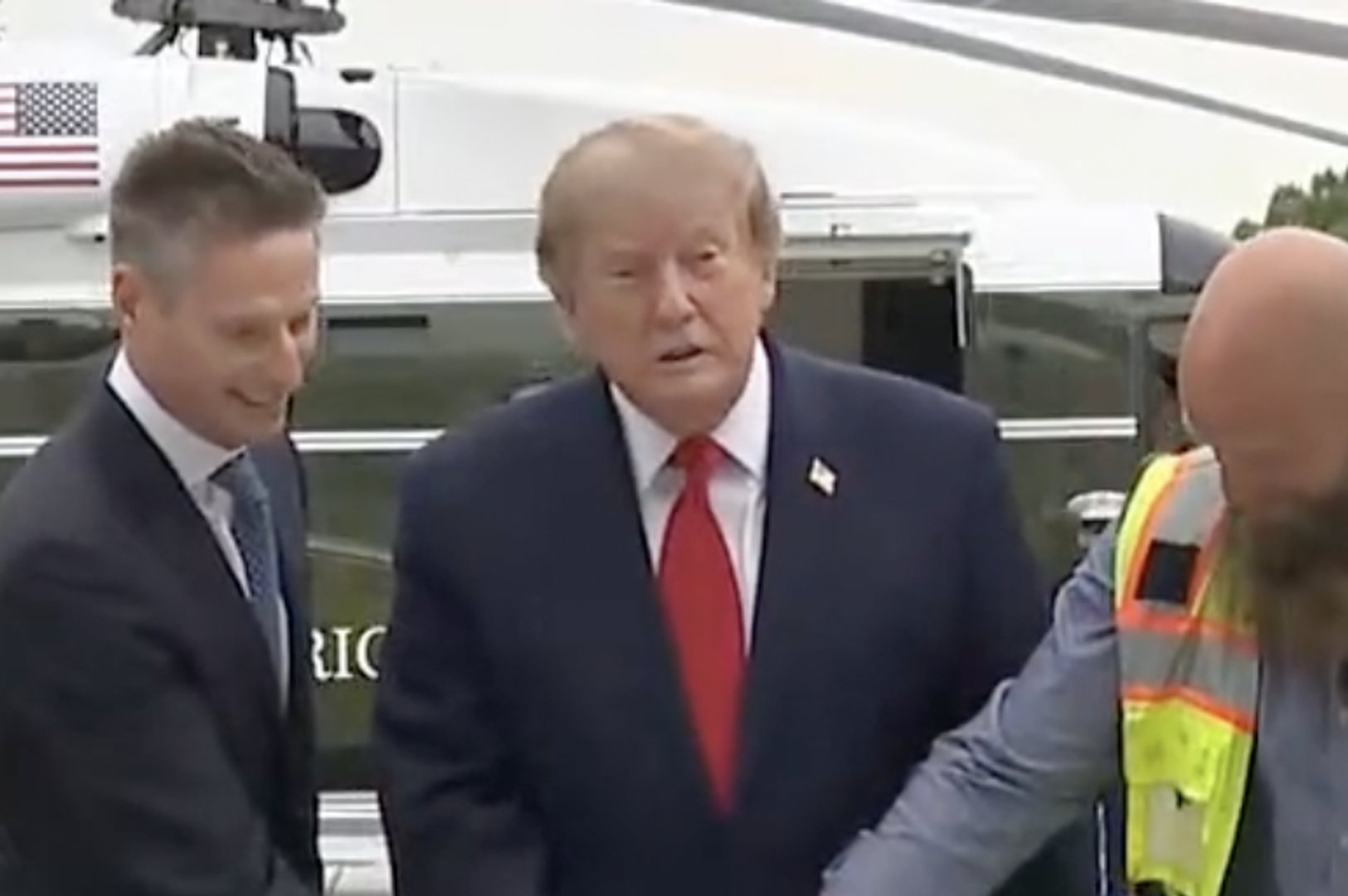 Video thumbnail for Trump speech inaudible as US networks boycott White House event