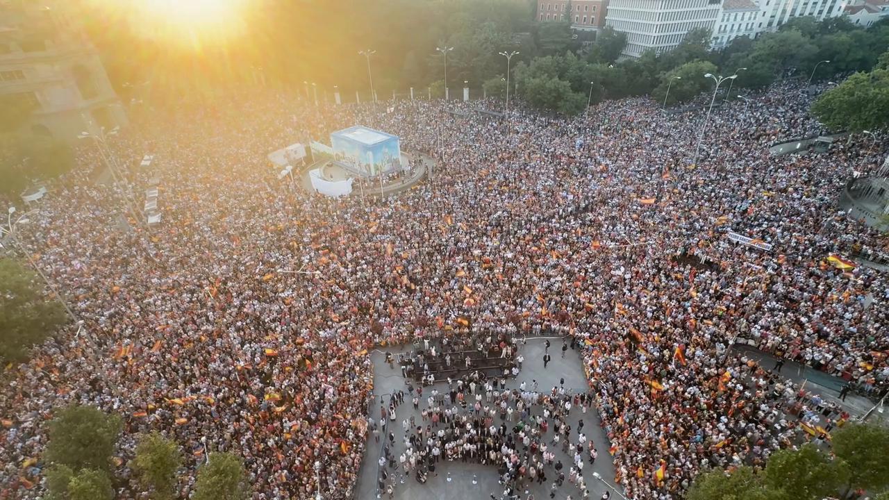 Video thumbnail for Spain: Spanish opposition takes to streets over government's irregular migration policy in Ceuta.