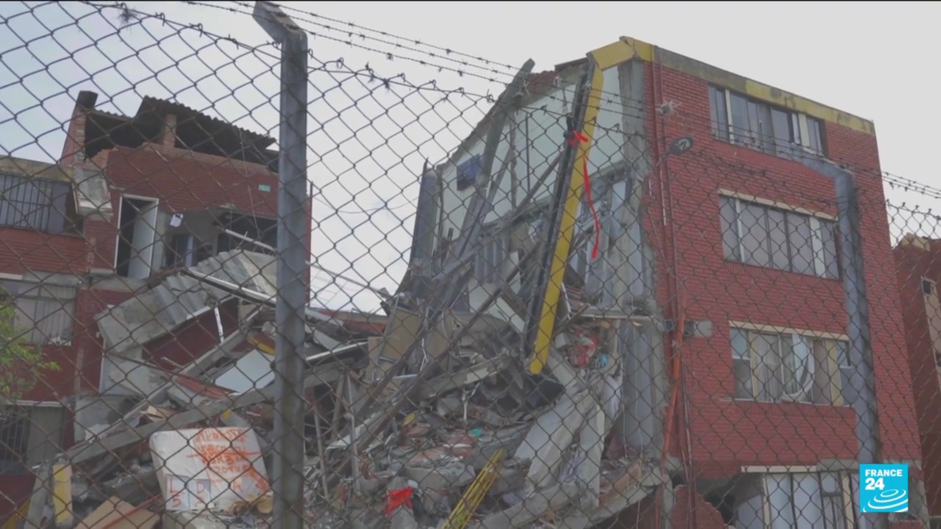 Video thumbnail for Colombia: Hundreds still missing as earthquake resue effort continues
