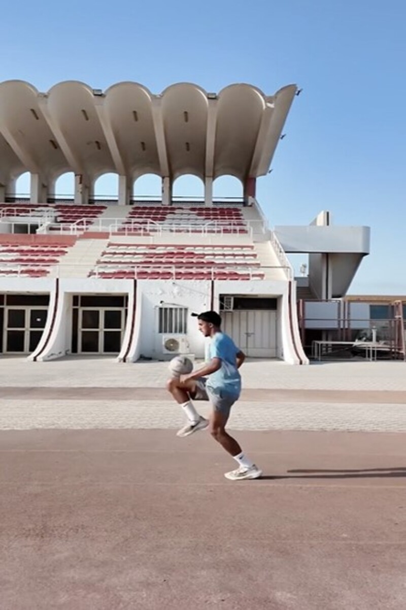 Video thumbnail for Fastest 100 metres performing knee keep ups  27.39 seconds by Hamed Ali AlShehhi