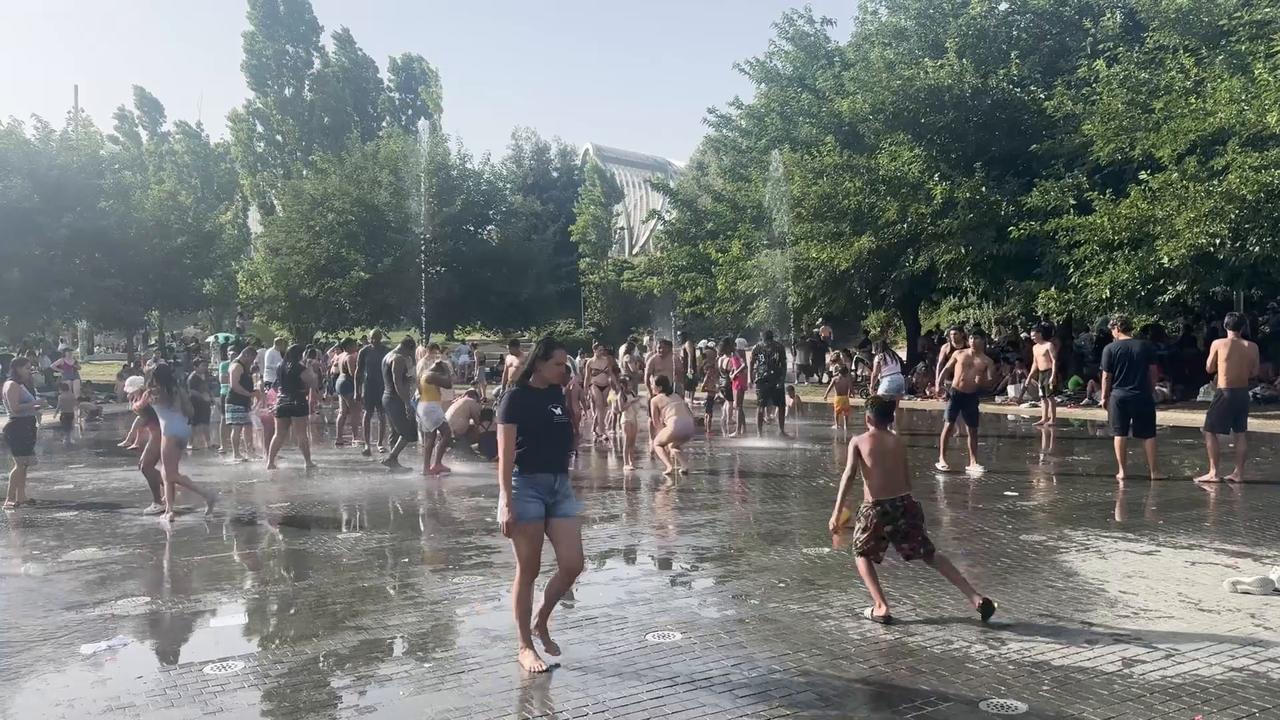Video thumbnail for Spain: Heatwave drives Madrid residents to Manzanares River waterfront.