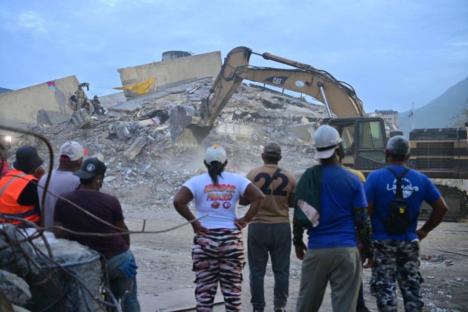 Video thumbnail for Venezuela earthquakes: Race against time to recover bodies before demolition