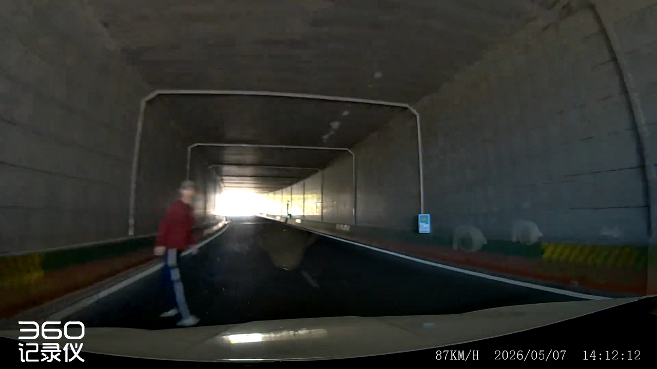 Video thumbnail for Driver avoids pedestrian inside tunnel in Neimenggu, China