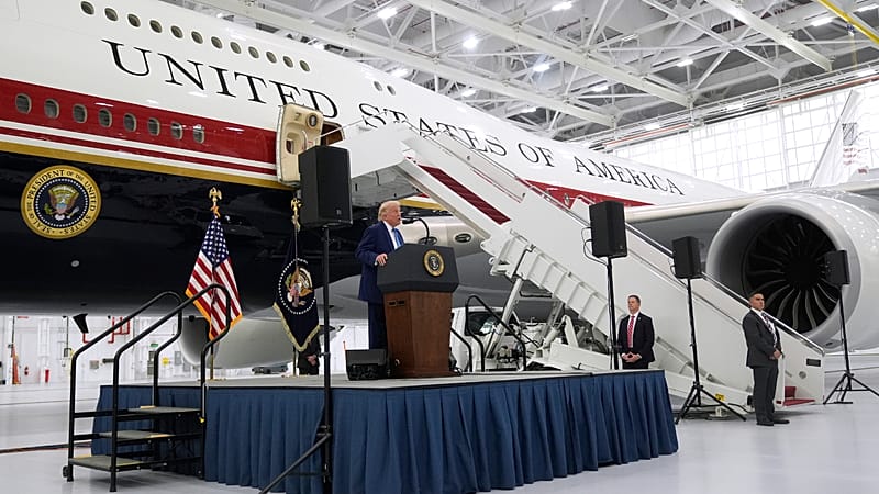 Video thumbnail for Oil 'pouring through' Strait of Hormuz, Trump says, as he unveils new Air Force One