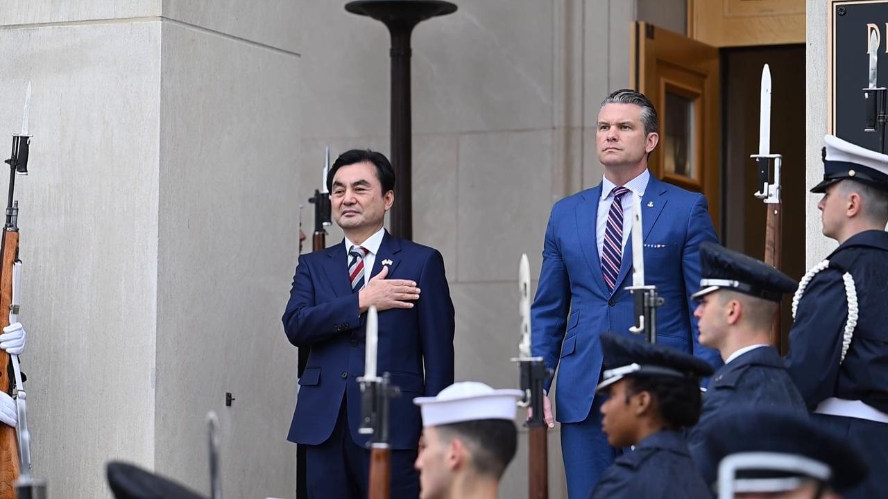 Video thumbnail for US: US Pentagon chief hosts South Korean counterpart.