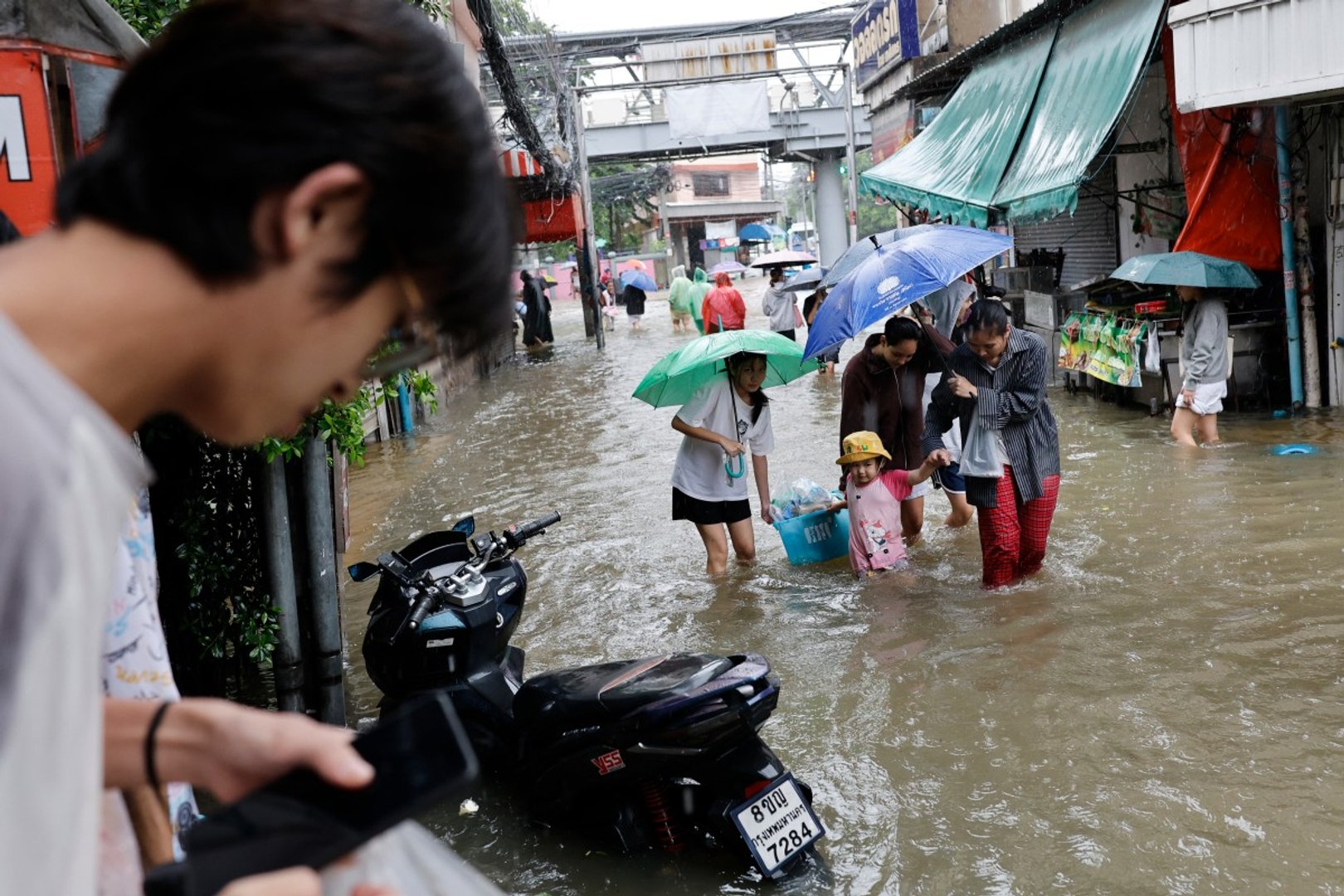 Video thumbnail for Flooding in Bangkok: Disaster zoner declared following heavy rain