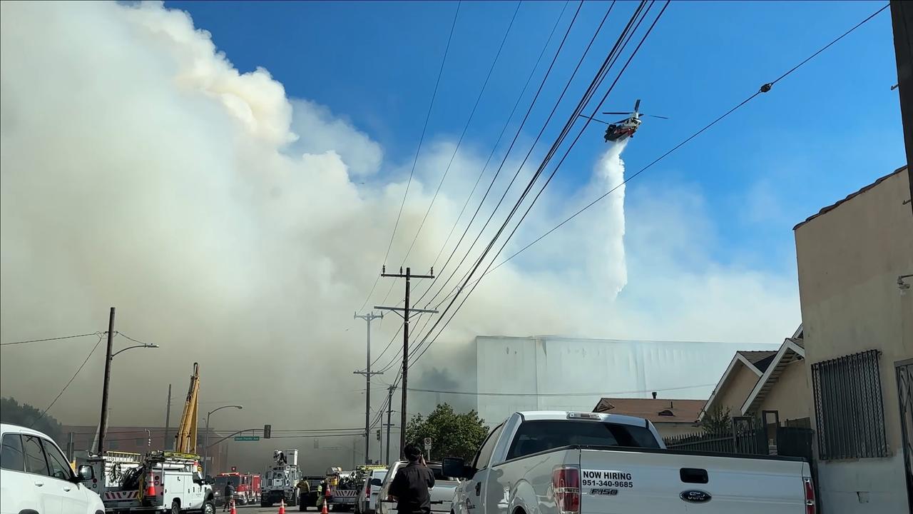 Video thumbnail for US: Los Angeles cold storage warehouse fire continues for third day (2).