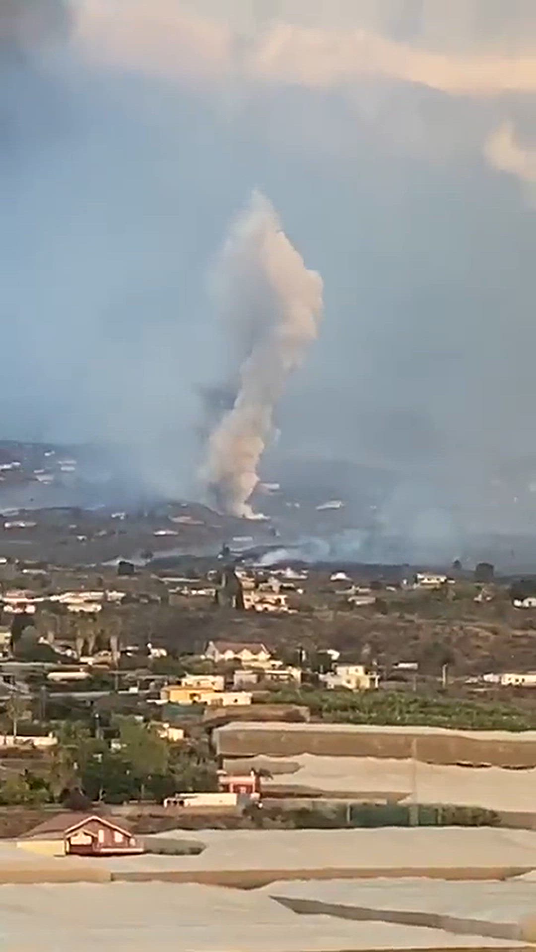 'Video thumbnail for Neuer Vulkanschlot auf La Palma - Vulkanausbruch 2021'