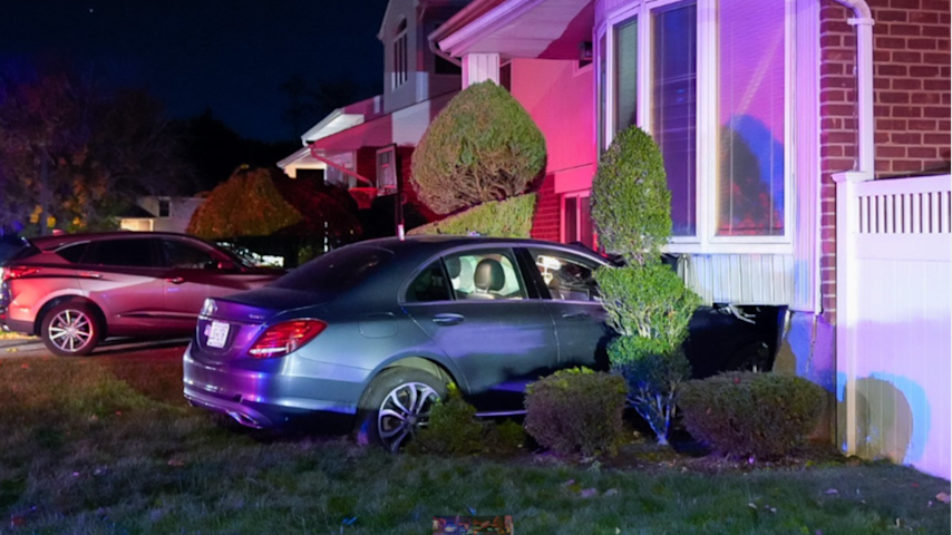 Video thumbnail for Driver injured after car crashes into Plainview home
