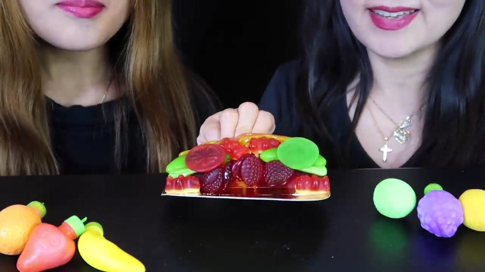 Video thumbnail for GUMMY TACO   FRUIT SHAPED SOUR POWDER CANDY   Kim Liz Too(720P HD)