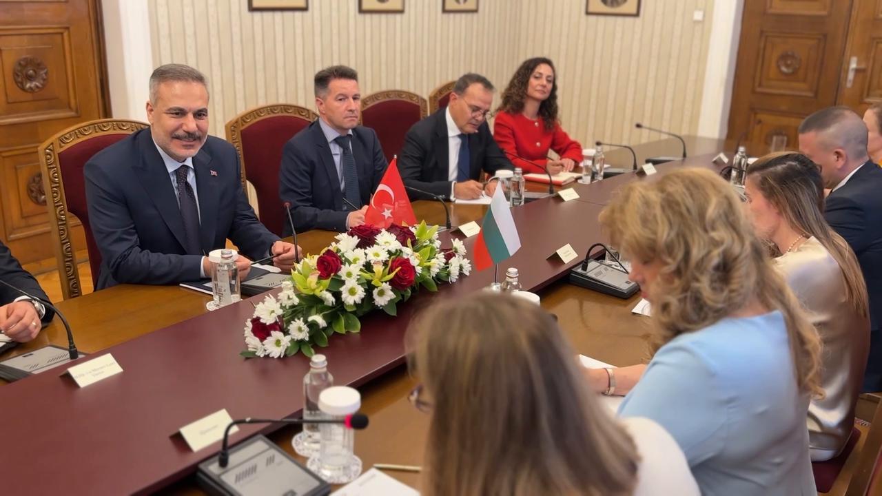 Video thumbnail for Bulgaria: Turkish foreign minister meets with Bulgarian president in Sofia.