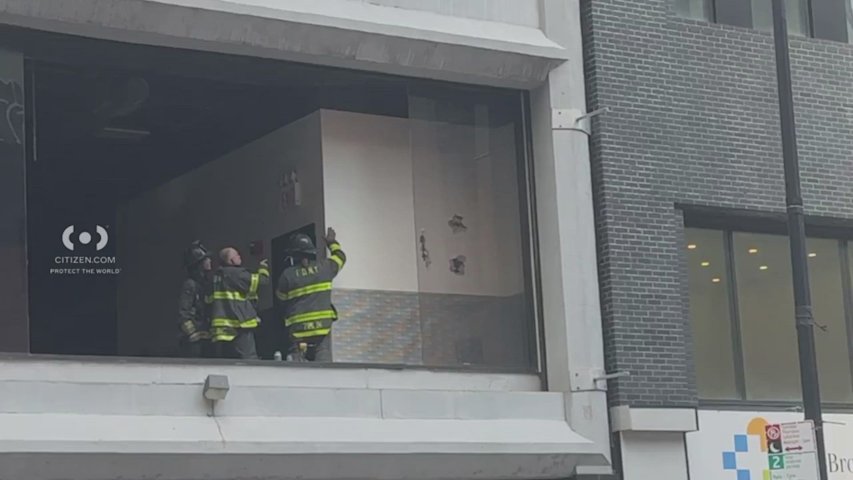 Video thumbnail for Falling glass panels strike 2 pedestrians in Downtown Brooklyn