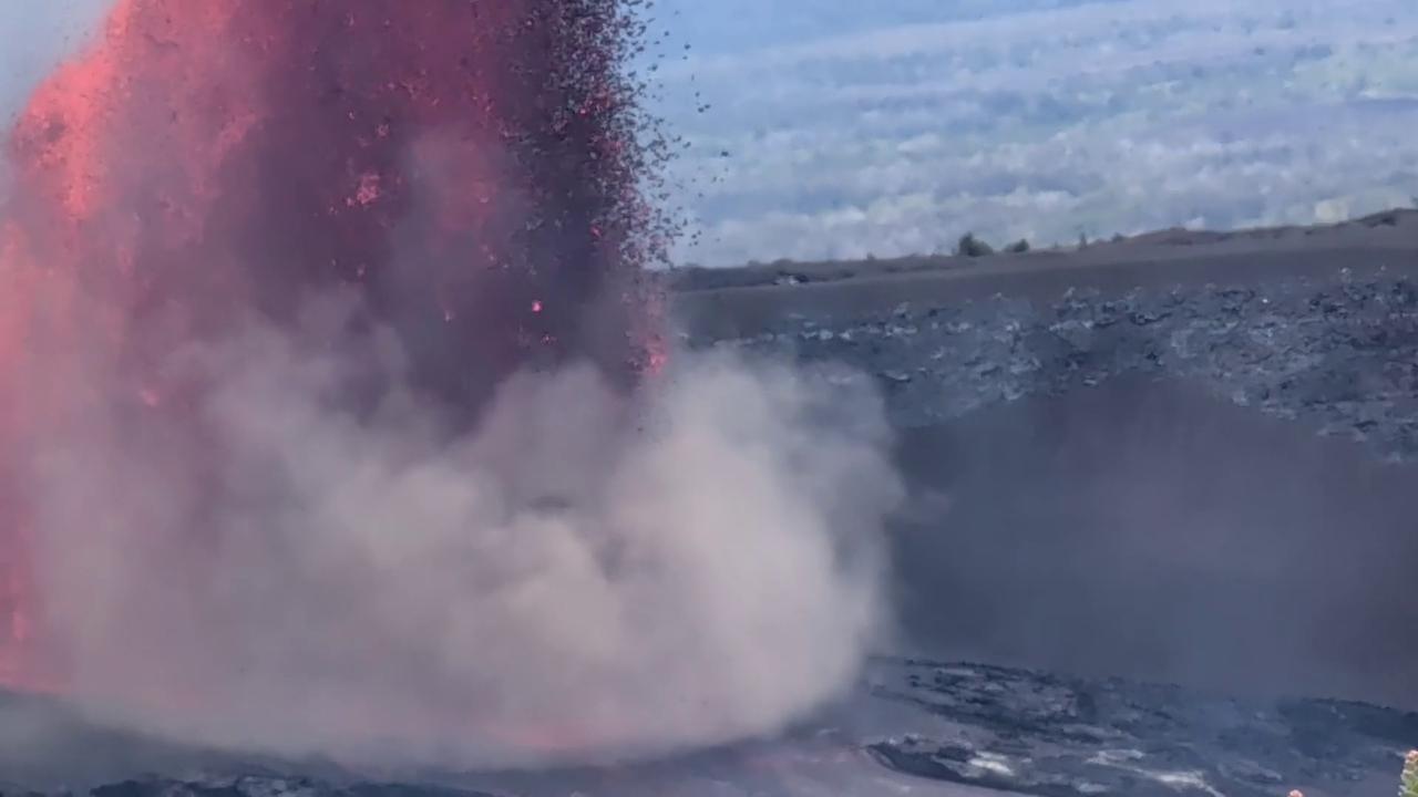 Video thumbnail for US: Kilauea Volcano Erupts In Towering Lava Fountain As Halemaumau Crater Lights Up Hawaii Skies.