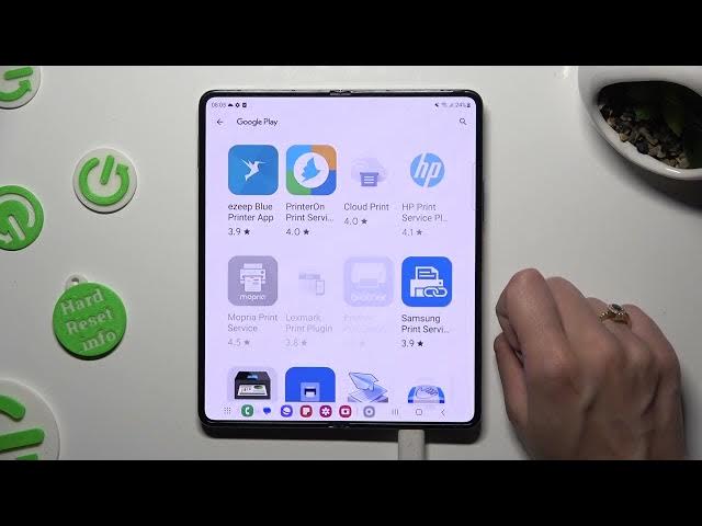 Video thumbnail for How to Connect a USB Pendrive to the SAMSUNG Galaxy Z Fold5