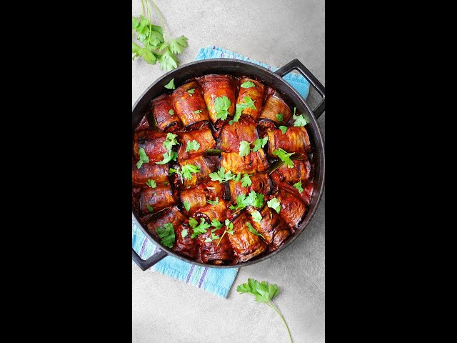 Video thumbnail for Rulouri de vinete cu carne și sos de roșii (portrait) - rețetă video | Laura Laurentiu