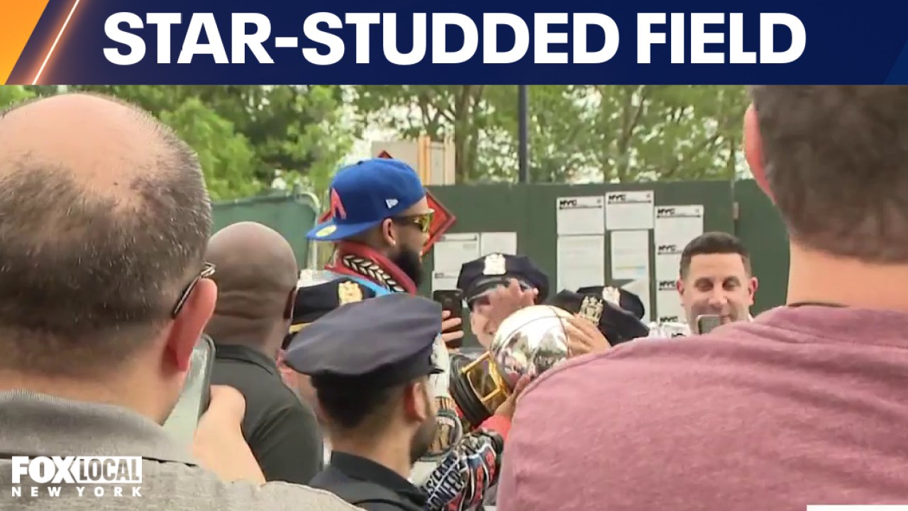 Video thumbnail for Knicks parade: Current stars, legends and celebrities take over NYC championship celebration