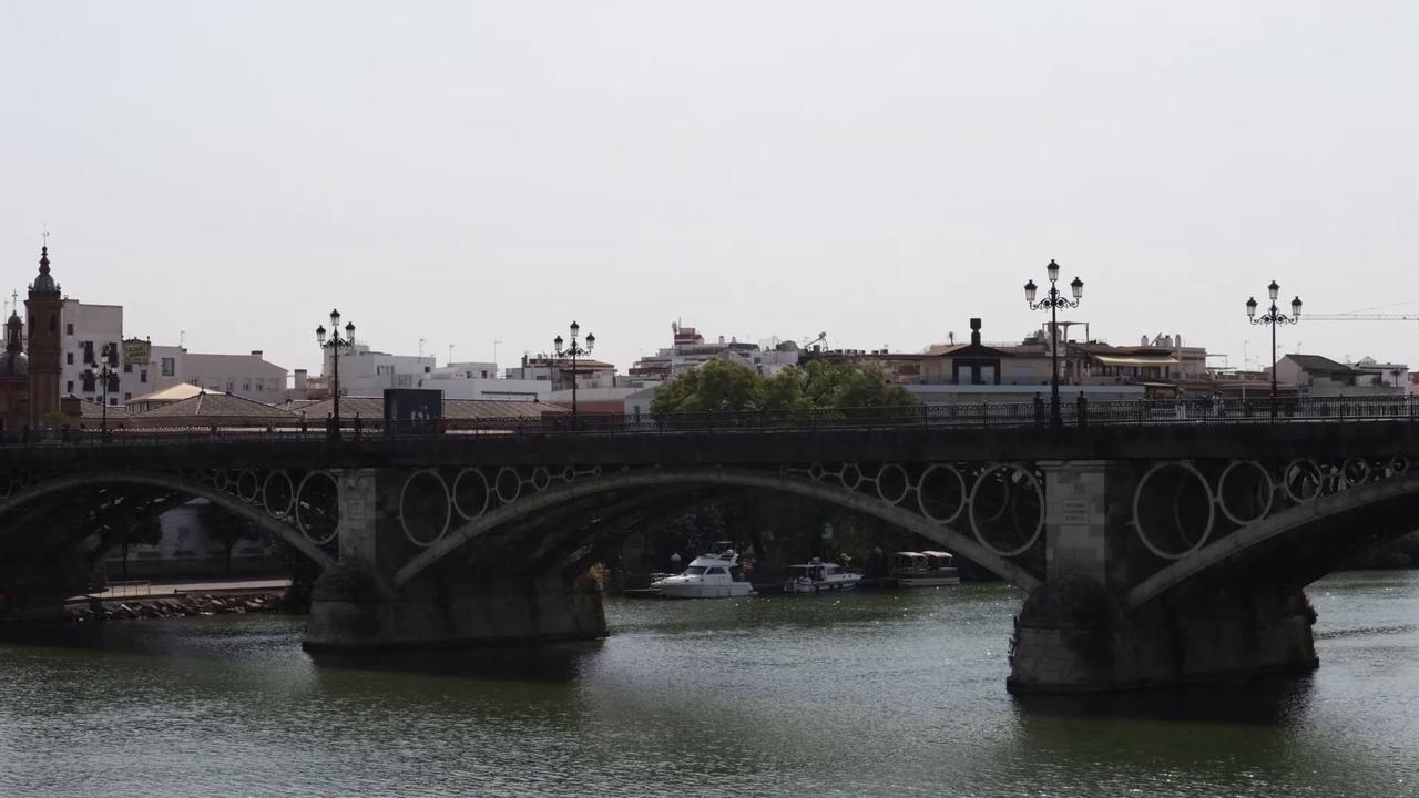 Video thumbnail for Spain: Heatwave empties Seville streets as temperatures top 40C.