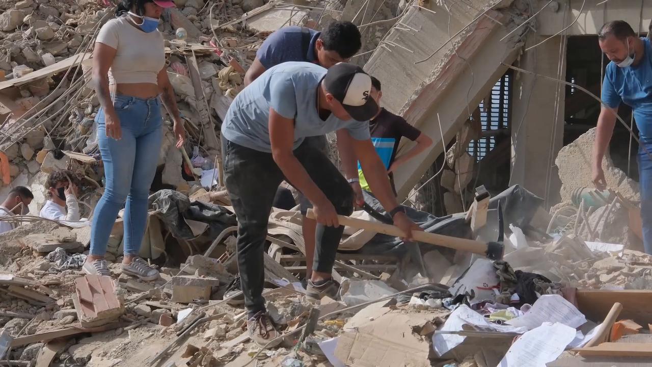 Video thumbnail for Venezuela: Search efforts continue at collapsed apartment complex in Venezuela's Catia La Mar.