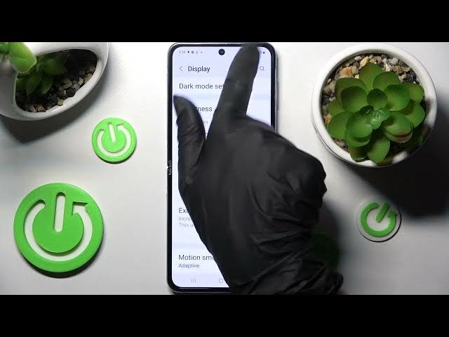 Video thumbnail for How to turn On / Off Auto Brightness in Samsung Galaxy Z Flip4 - Adaptive Brightness