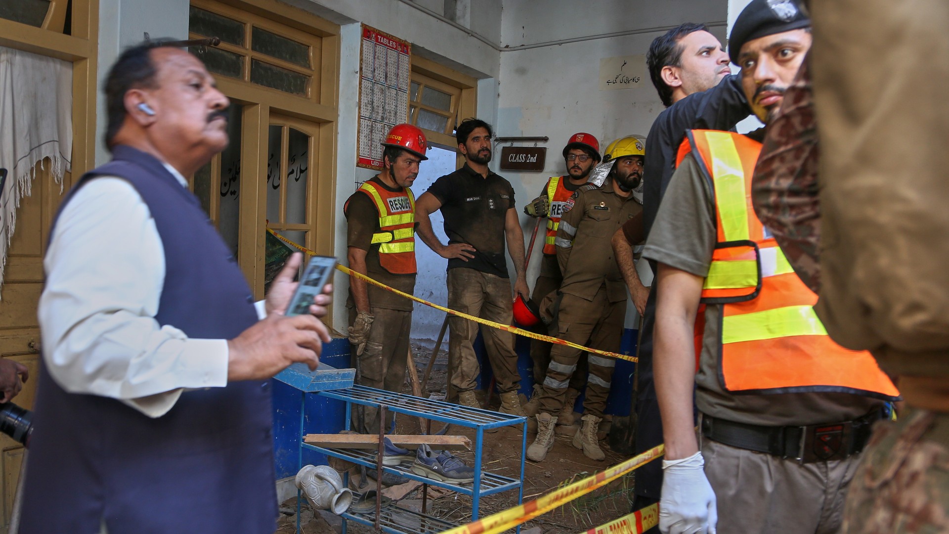 Video thumbnail for Pakistan school roof collapse kills at least 28, children remain trapped