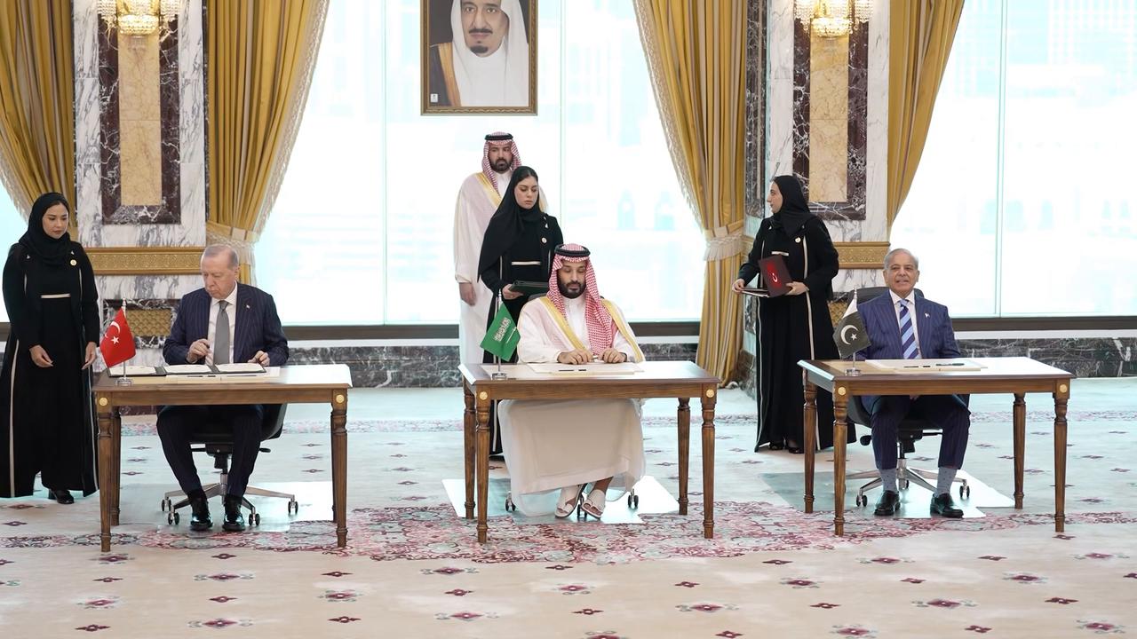 Video thumbnail for Saudi Arabia: Türkiye, Saudi Arabia, Pakistan sign joint defense agreement at Makkah summit.