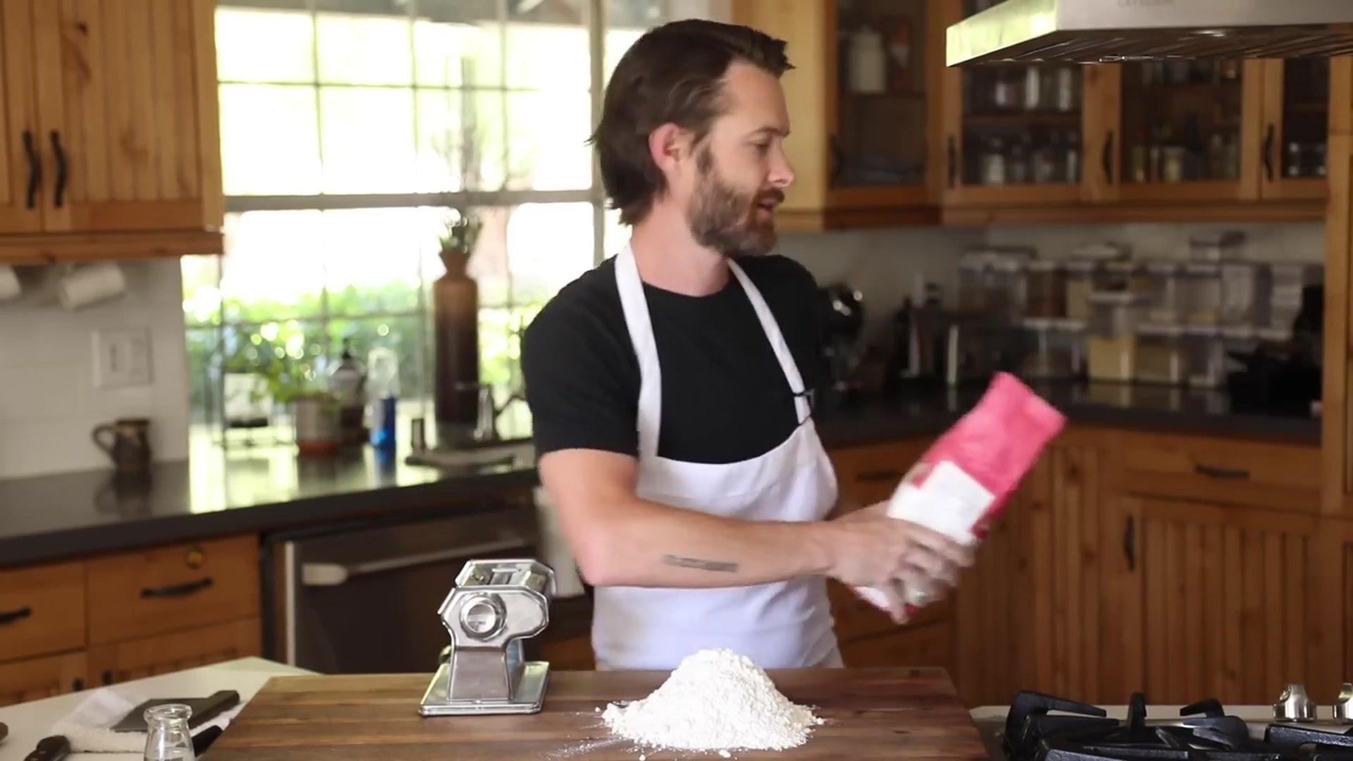'Video thumbnail for Fettuccine Alfredo (Homemade Pasta)'