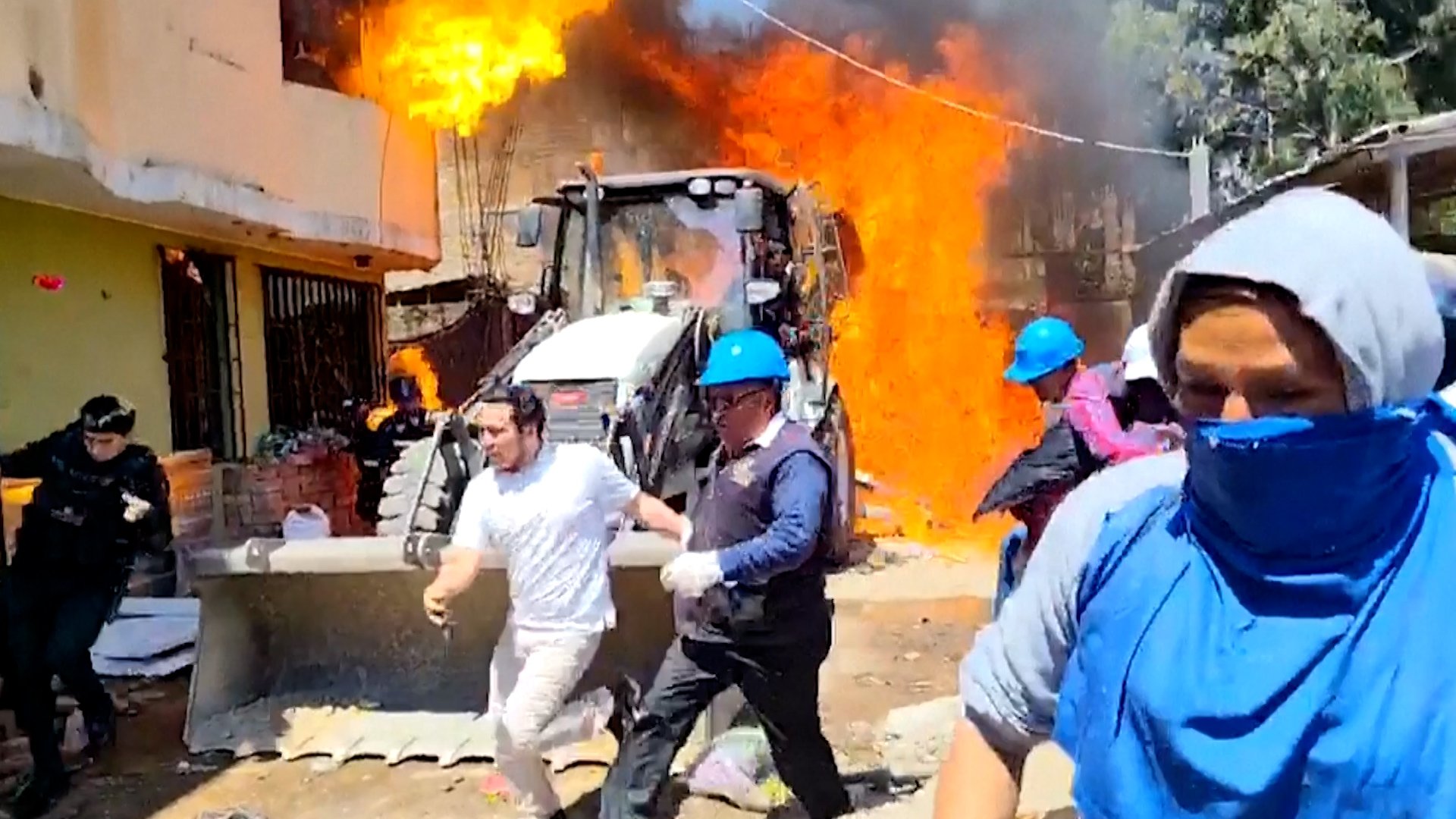 Video thumbnail for Residents douse workers with flaming gasoline during eviction in Peru