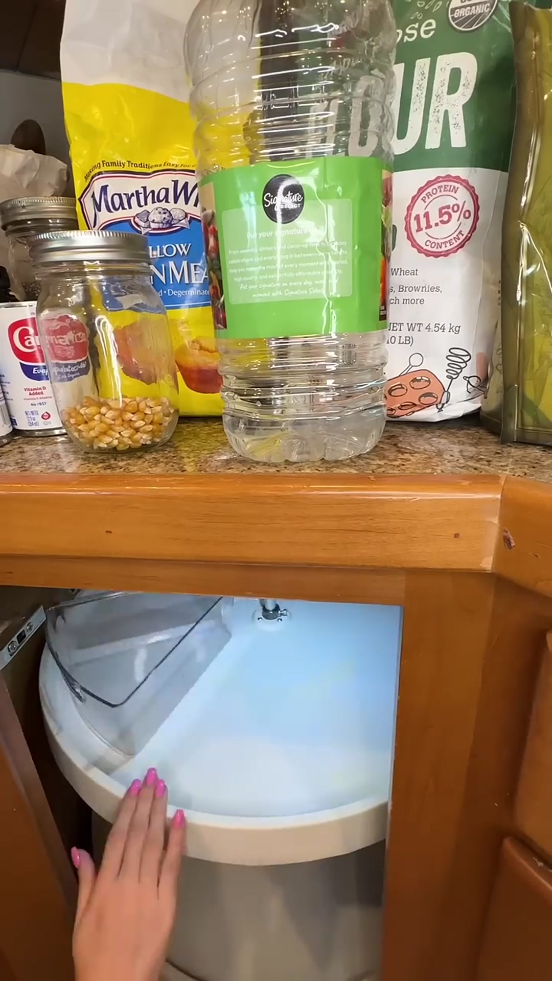 Video thumbnail for Day 8 Decluttering the ENTIRE House Before We Move _decluttering _clutterfreehome(720P_HD)