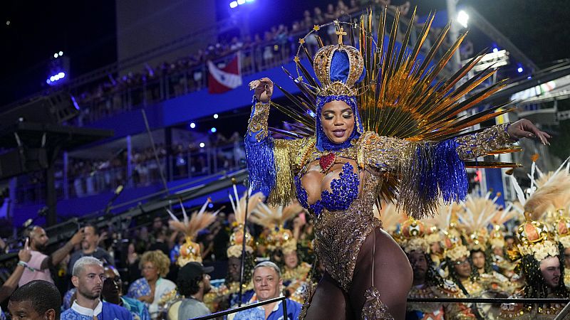Video thumbnail for Top scoring samba schools return to Rio's Sambadrome for champion's parade