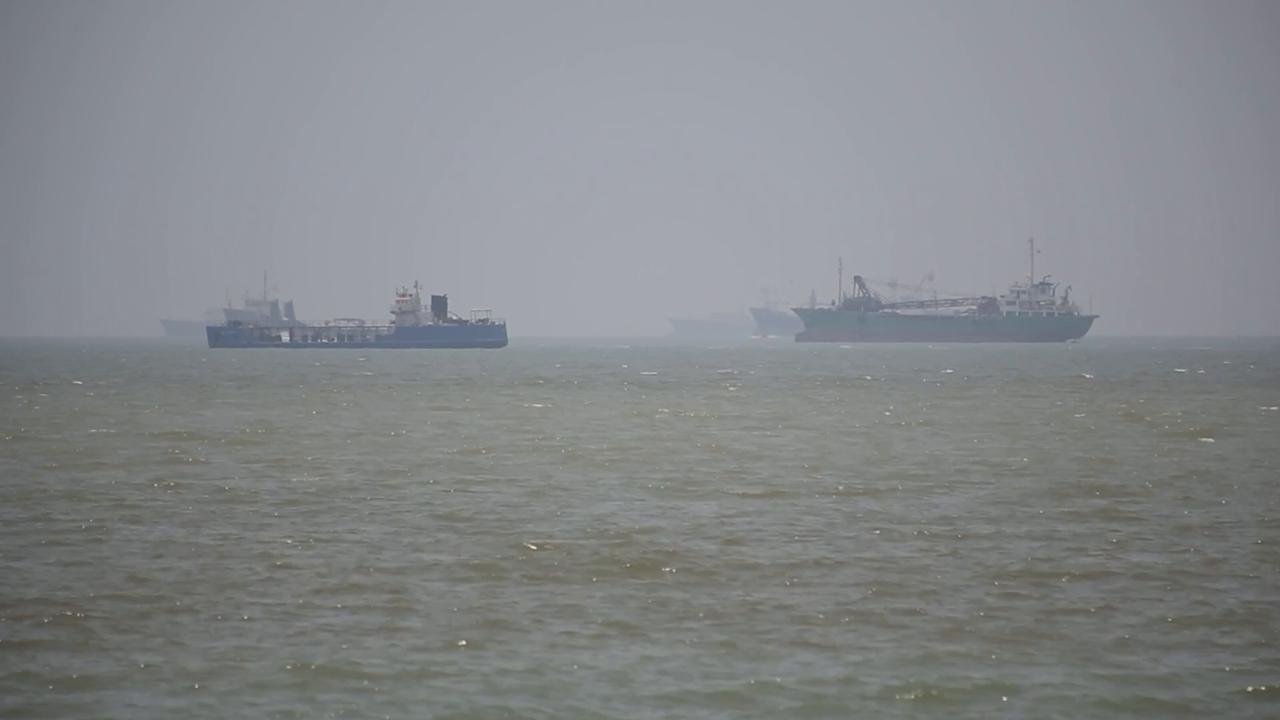 Video thumbnail for Iran: Iranian commercial vessels seen off in Hormuz Strait amid US-Iran technical talks.
