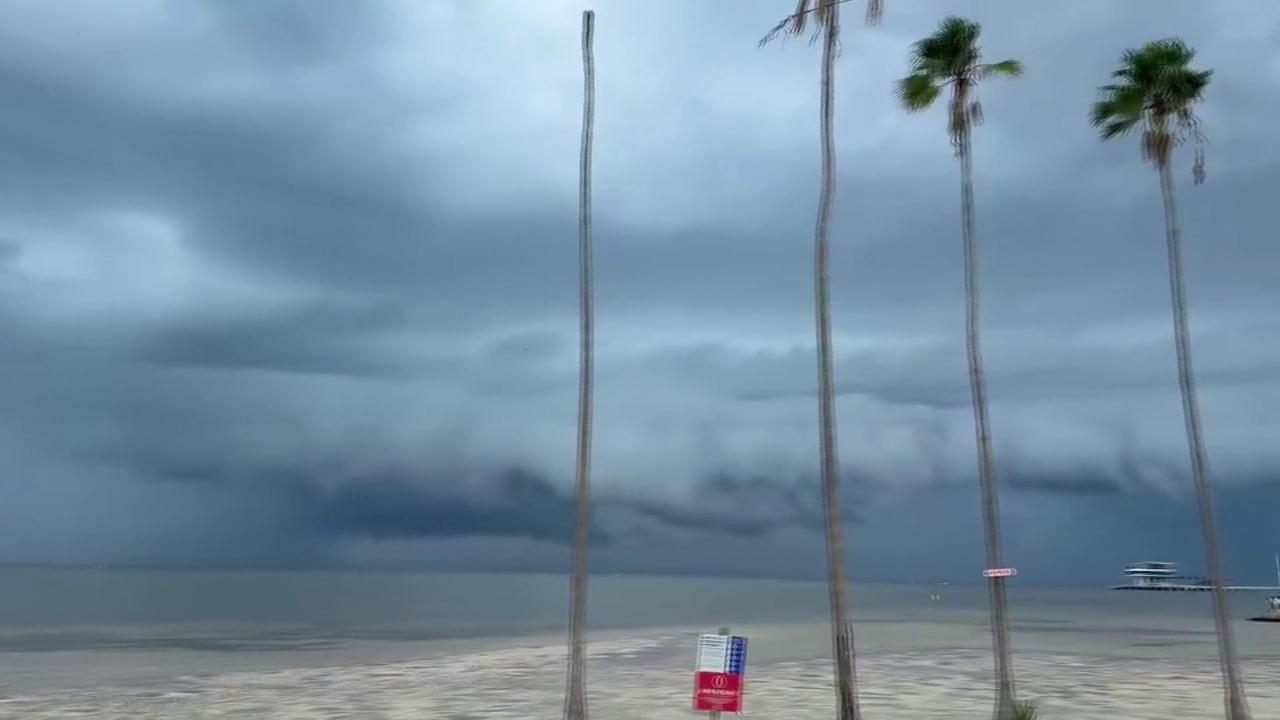 Video thumbnail for Florida: Shelf Cloud Hangs Over Tampa Bay.