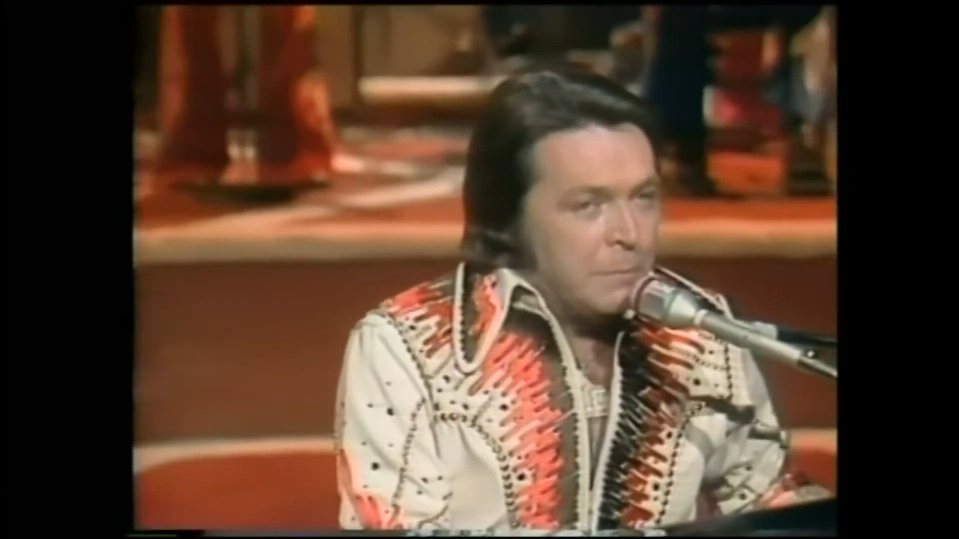 'Video thumbnail for Mickey Gilley - She's Pulling Me Back Again 1977'