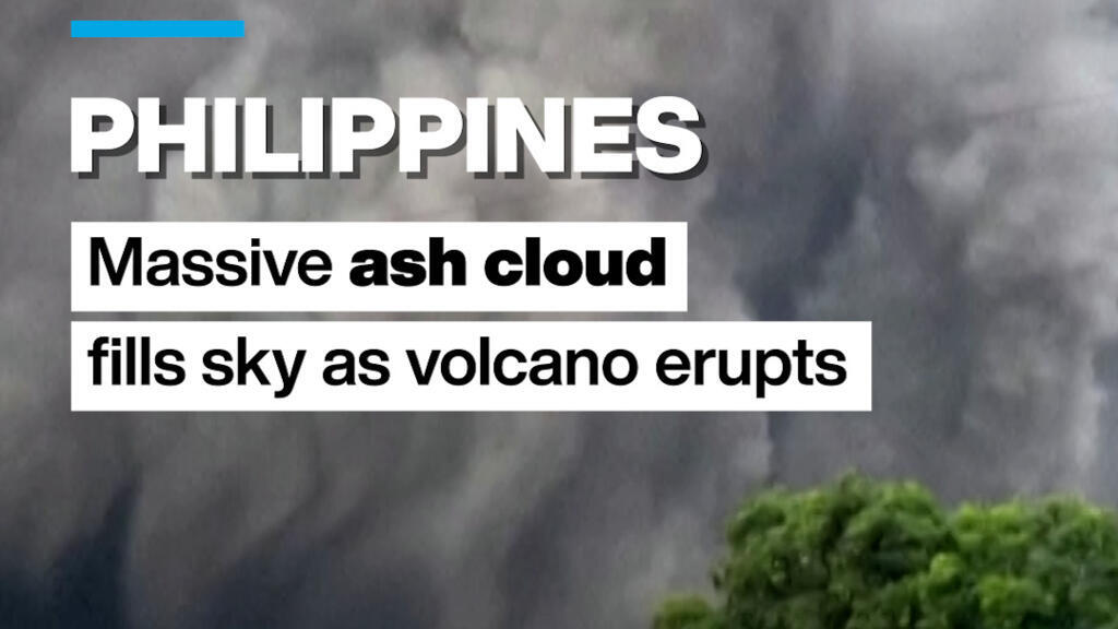 Video thumbnail for Philippines: Massive ash cloud fills sky as volcano erupts