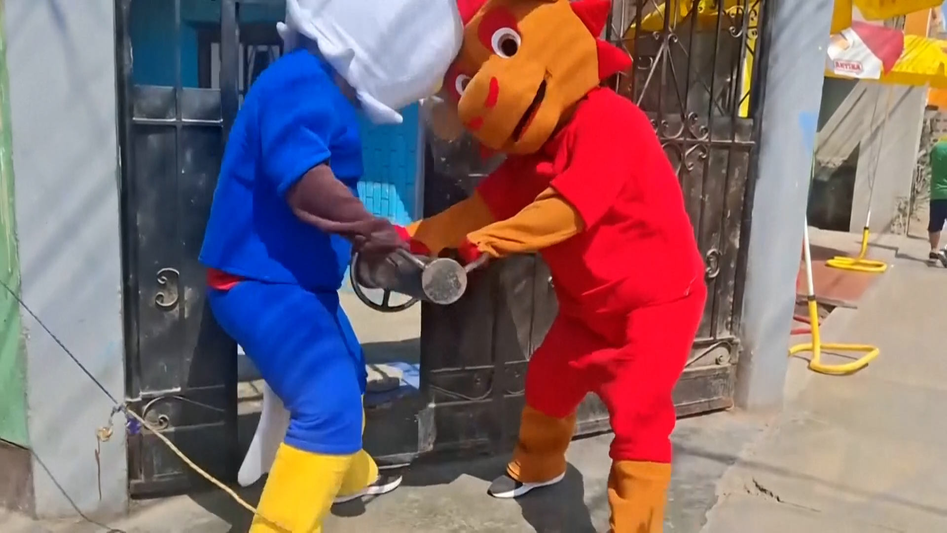 Video thumbnail for Peruvian police dress as World Cup mascots to fool suspected drug dealer