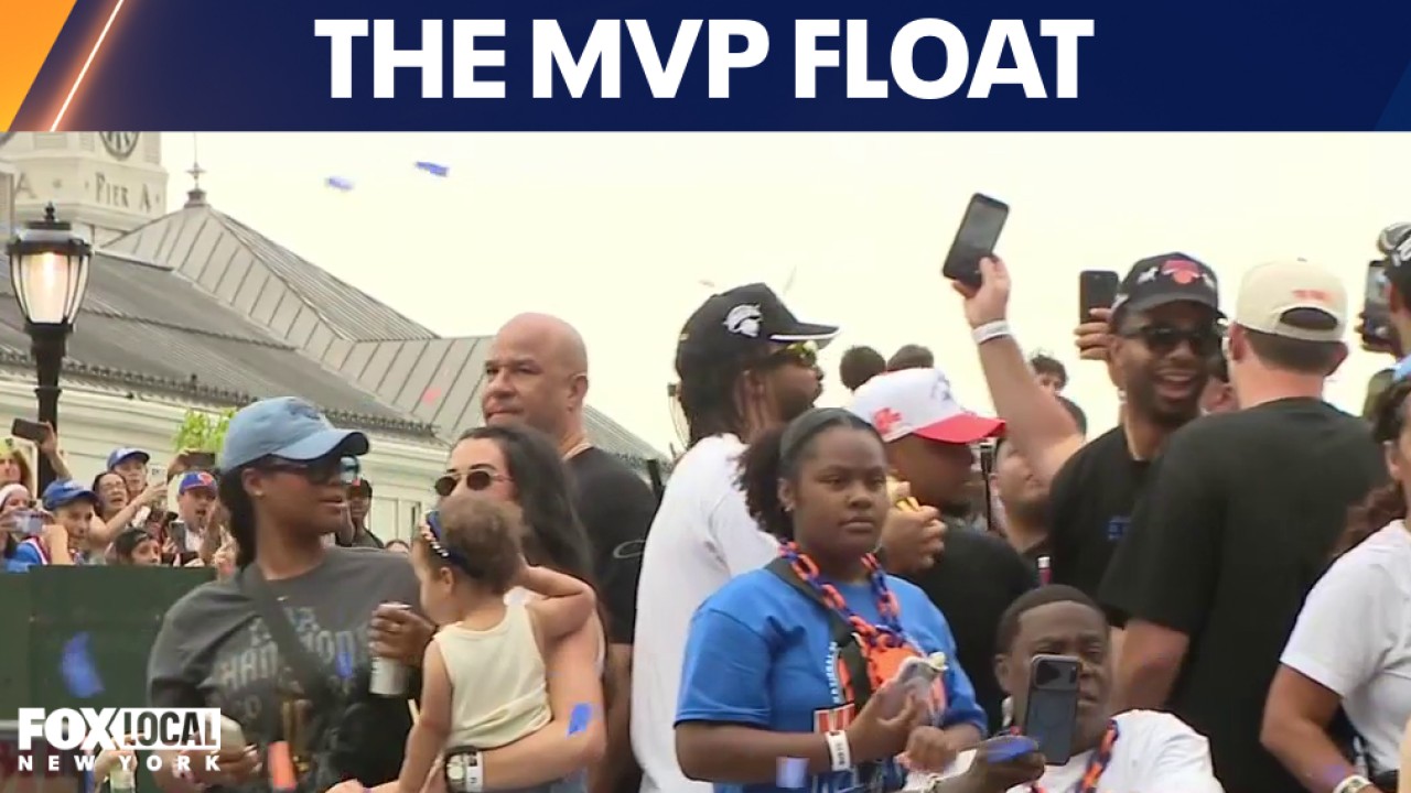 Video thumbnail for WATCH: Jalen Brunson arrives for Knicks parade - 'The King of New York'