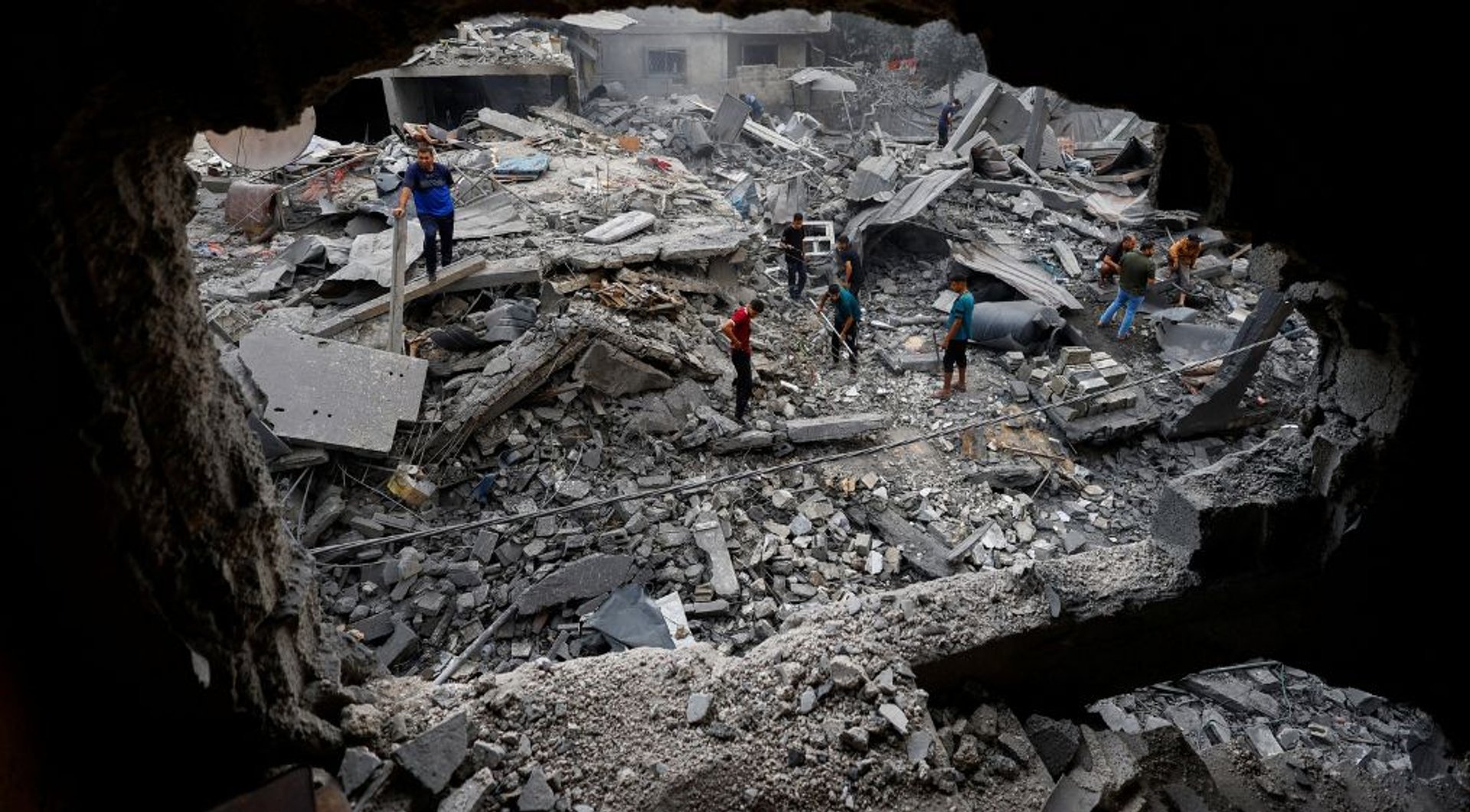 Video thumbnail for Israeli strikes devastate residential neighbourhood in central Gaza