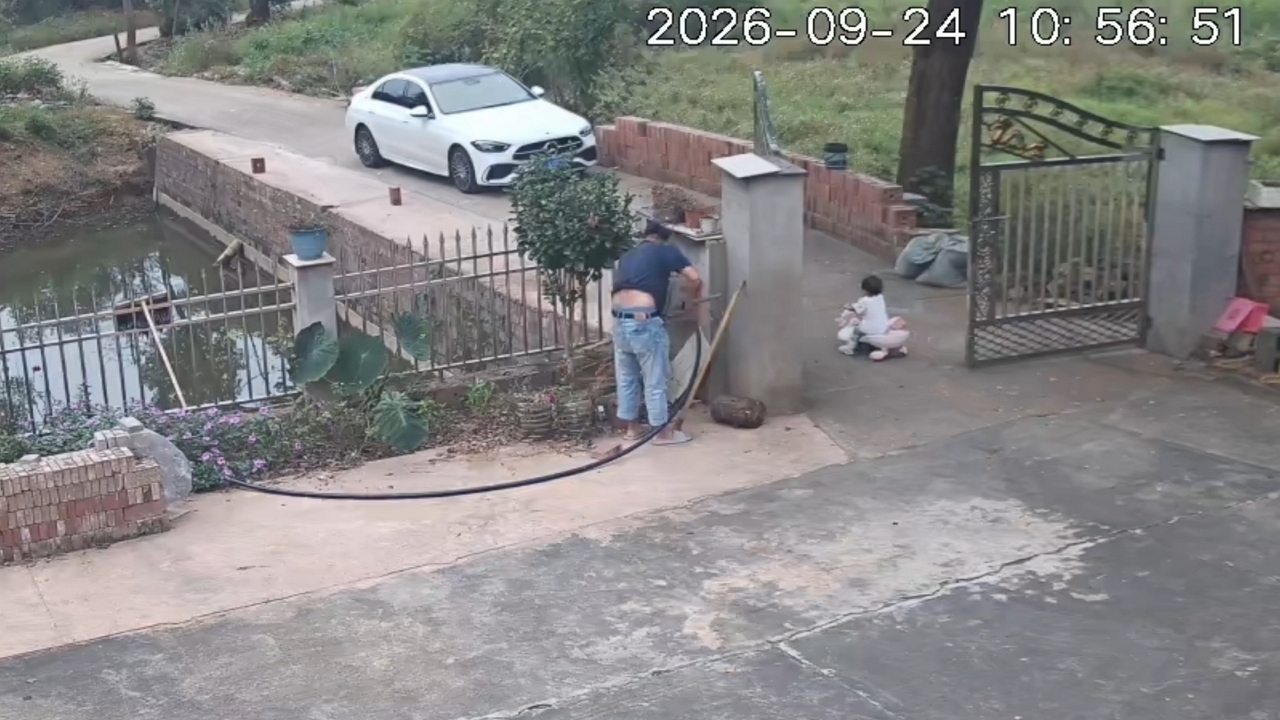 Video thumbnail for Man Quickly Rescues Girl Who Falls into Ditch in Hunan