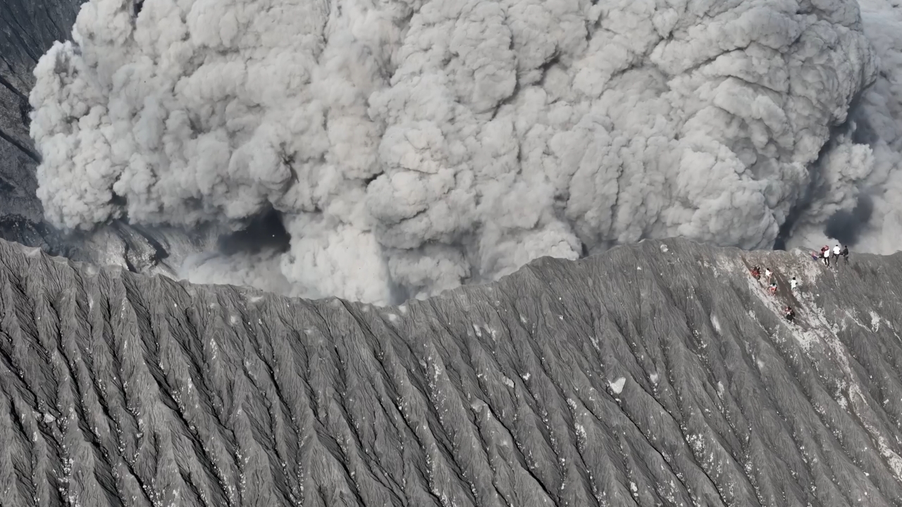 Video thumbnail for Climbers endanger themselves amid Mount Dukono's ongoing eruption in Indonesia