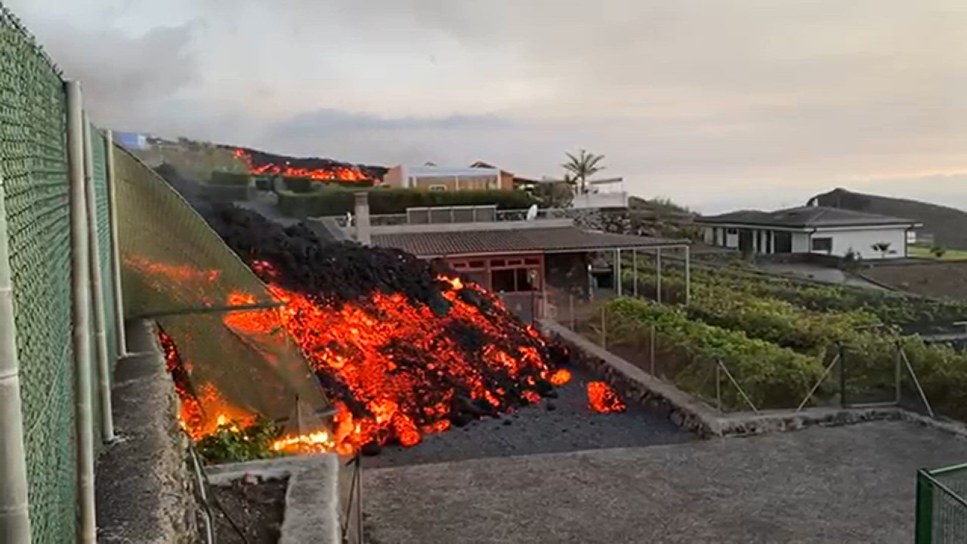 'Video thumbnail for Lava verschlingt Haus - Vulkanausbruch La Palma 2021'