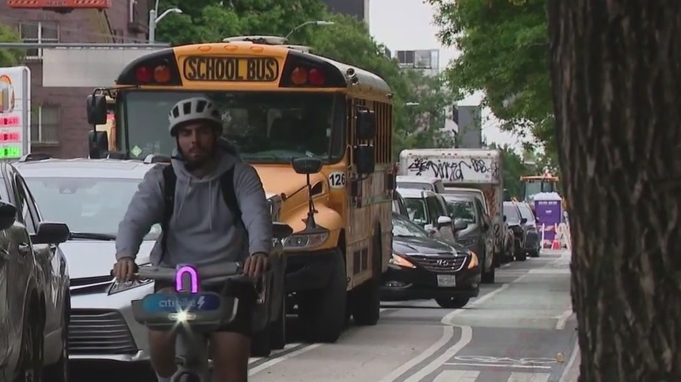 Video thumbnail for Dangerous Bedford Avenue bike lane