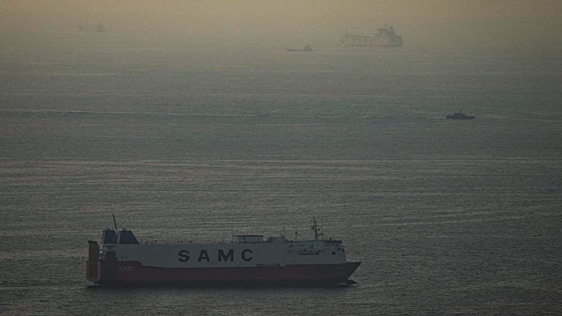 Video thumbnail for US and Iran trade threats over Strait of Hormuz standoff